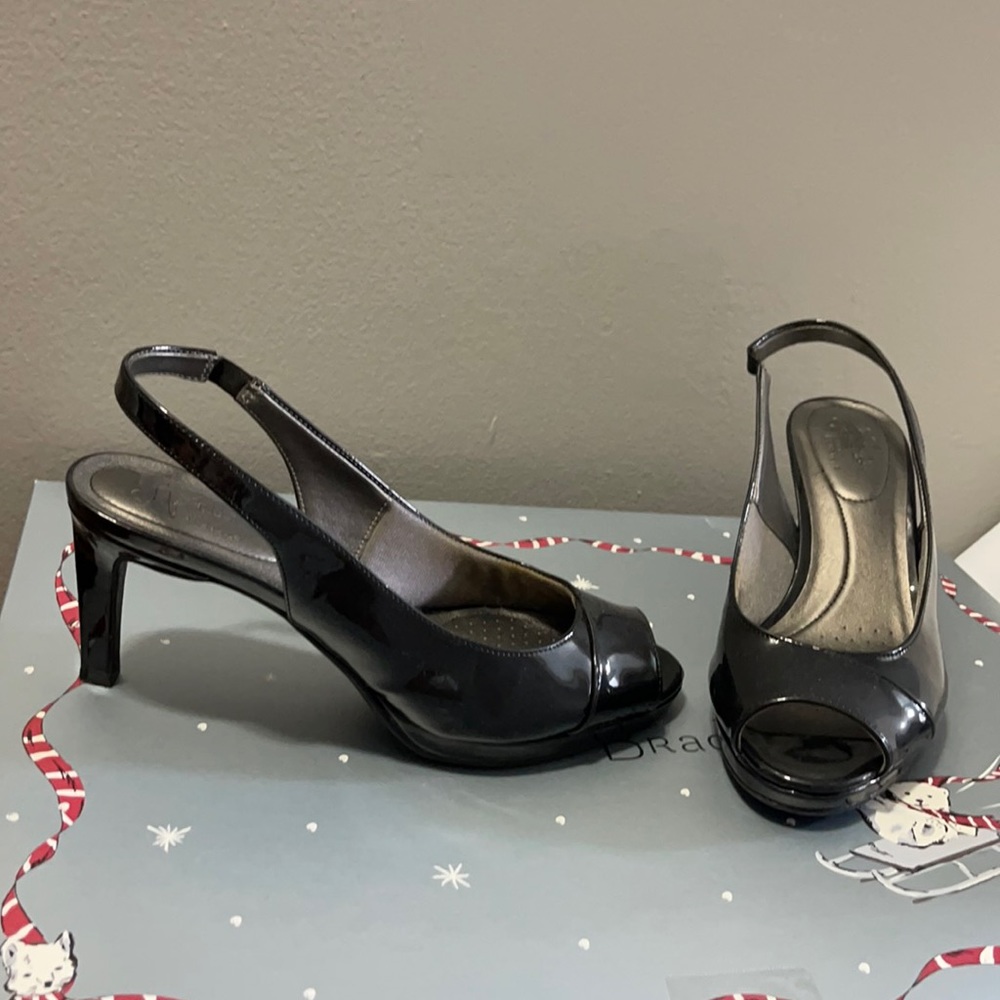 Extra comfy black strapy open toed shoes